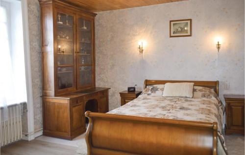 Ένα ή περισσότερα κρεβάτια σε δωμάτιο στο 4 Bedroom Awesome Home In Plancoet