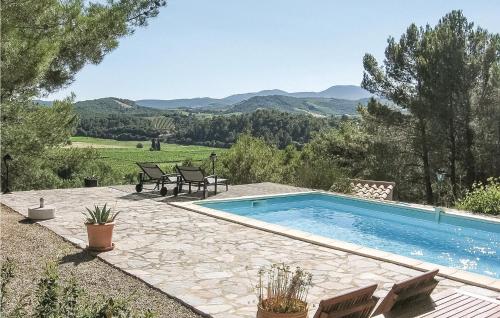 une piscine avec vue sur les montagnes dans l'établissement Lovely Home In Roquebrun With Kitchen, à Roquebrun