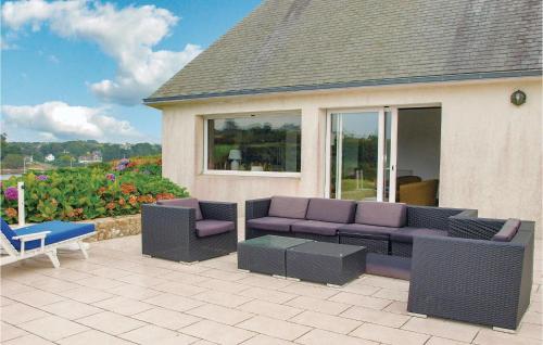 d'une terrasse avec un canapé et des chaises. dans l'établissement Awesome Home In Saint Pabu With Sauna, à Saint-Pabu