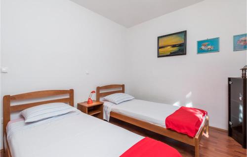 Postel nebo postele na pokoji v ubytování Stunning Apartment In Starigrad With Wifi