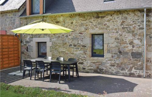 une table et des chaises sous un parapluie jaune dans l'établissement Pet Friendly Home In Saint Alban, à Saint-Alban