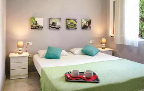 マルベーリャにあるStunning Apartment In Marbella With 3 Bedrooms, Wifi And Outdoor Swimming Poolのカップ付きのトレイが備わる客室内のベッド2台