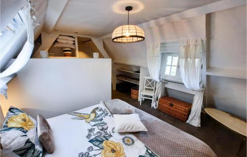 Palanda nebo palandy na pokoji v ubytování 2 Bedroom Beautiful Home In Pleuven