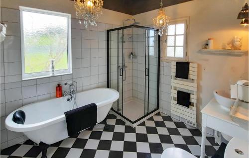 Et badeværelse på 2 Bedroom Beautiful Home In Pleuven