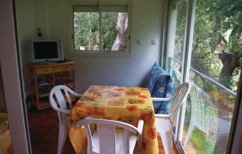 balcón con mesa, sillas y ventana en Nice Apartment In Sagone With Kitchen, en Sagone