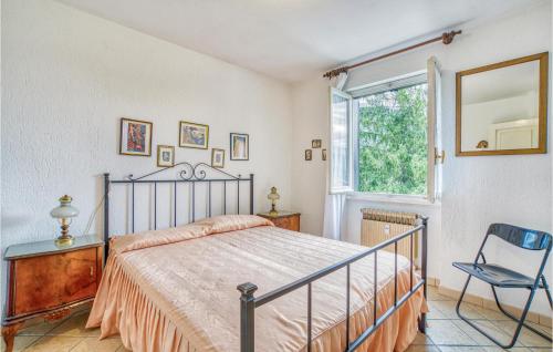 Un pat sau paturi într-o cameră la Stunning Apartment In Morgex With Kitchenette