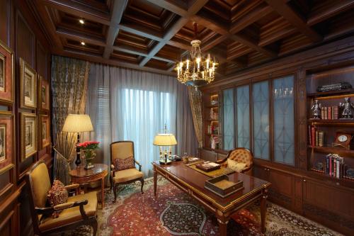 Χώρος καθιστικού στο The Leela Palace New Delhi