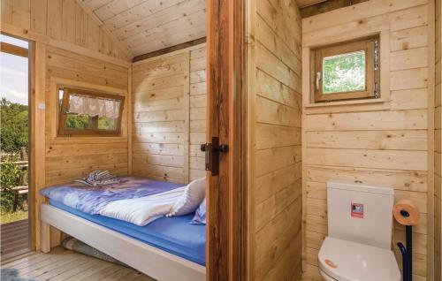 a tiny cabin with a bed and a toilet at Stunning Home In Opatija With 2 Bedrooms, Wifi And Outdoor Swimming Pool in Marčelji