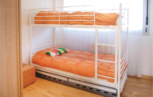 מיטה או מיטות קומותיים בחדר ב-Beautiful Apartment In Llanes With Kitchen