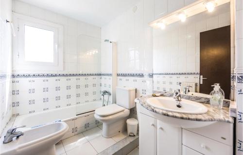 Baño blanco con lavabo y aseo en 6 Bedroom Gorgeous Home In Riudoms, en Riudoms