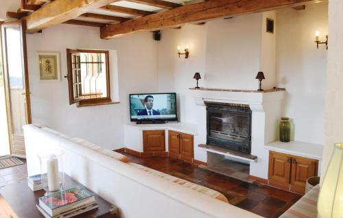 Μια τηλεόραση ή/και κέντρο ψυχαγωγίας στο Gorgeous Home In Montauroux, Var