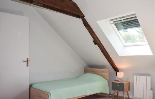 เตียงในห้องที่ Awesome Home In Le Cambout With Wifi