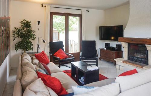 un salon avec un canapé et une télévision dans l'établissement Awesome Home In Le Poujol Sur Orb, à Le Poujol-sur-Orb