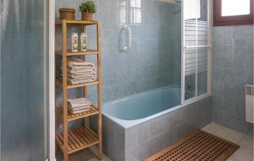 y baño con bañera azul y ducha. en Stunning Home In Le Poujol Sur Orb With Kitchen, en Le Poujol-sur-Orb