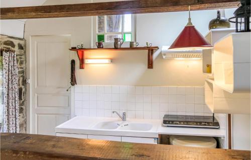 une cuisine avec un évier et une cuisinière dans l'établissement Gorgeous Home In Quettehou With Wifi, à Quettehou