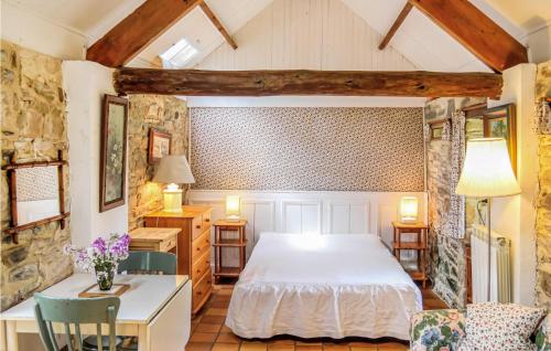 Ένα ή περισσότερα κρεβάτια σε δωμάτιο στο Gorgeous Home In Quettehou With Wifi