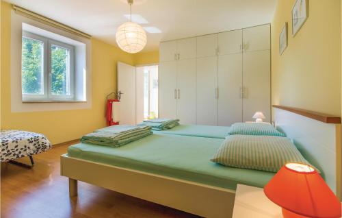 En eller flere senger på et rom på 2 Bedroom Beautiful Home In Banjole