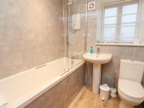 a bathroom with a sink and a toilet and a bath tub at Bruce in Pitlochry