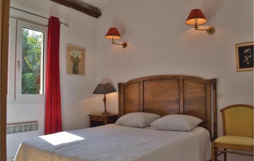 セルヴィオーヌにあるBeautiful Home In Cervione With 3 Bedrooms, Wifi And Outdoor Swimming Poolのベッドルーム1室(赤いカーテンと窓付きのベッド1台付)