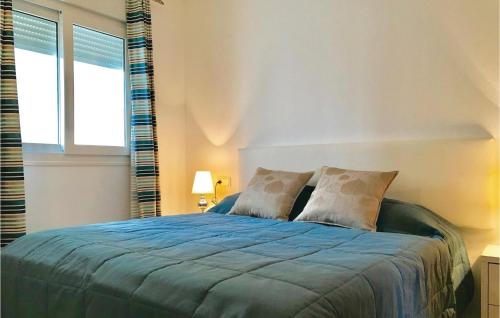 スシナにあるBeautiful Apartment In Murcia With Wifiのベッドルーム1室(青い掛け布団付きのベッド1台付)