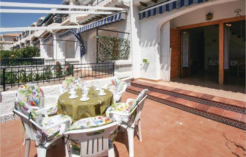 Un patio con una mesa y sillas en un balcón. en 3 Bedroom Cozy Home In Santa Pola, en Santa Pola