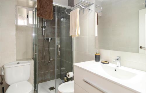 e bagno con doccia, servizi igienici e lavandino. di Stunning Apartment In Crdoba With 2 Bedrooms And Wifi a Cordoba