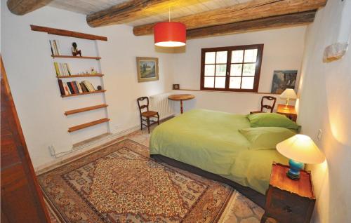 Кровать или кровати в номере Cozy Home In Murviel-ls-bziers With Wifi
