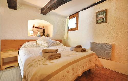 um quarto com uma cama com toalhas em Stunning Apartment In Lorgues With 1 Bedrooms And Outdoor Swimming Pool em Lorgues