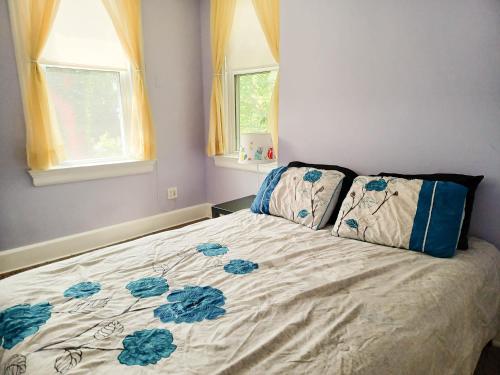 Un pat sau paturi într-o cameră la Huge 2 Bedroom House in the Heart of Northside!