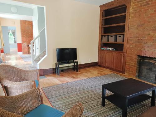 uma sala de estar com lareira e televisão em Huge 2 Bedroom House in the Heart of Northside! em Cincinnati