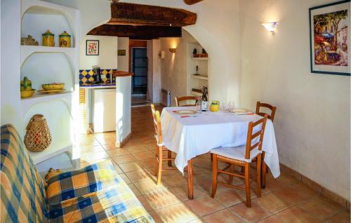 une salle à manger avec une table et des chaises blanches dans l'établissement Cozy Apartment In Villes Sur Auzon, à Villes-sur-Auzon