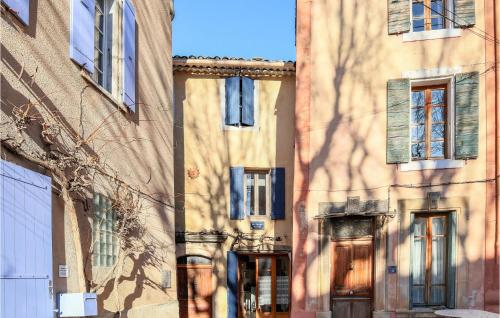 une ombre d'un arbre sur le côté d'un bâtiment dans l'établissement Cozy Apartment In Villes Sur Auzon, à Villes-sur-Auzon