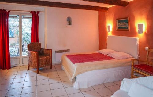 ein Schlafzimmer mit einem Bett, einem Stuhl und einem Fenster in der Unterkunft Gorgeous Apartment In Villes Sur Auzon With Wifi in Villes-sur-Auzon