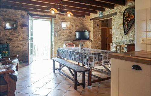 Η κουζίνα ή μικρή κουζίνα στο 2 Bedroom Lovely Home In Roquebrun