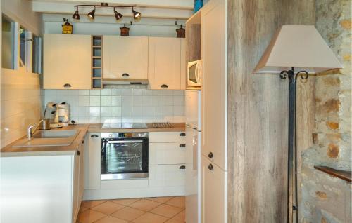 Η κουζίνα ή μικρή κουζίνα στο 2 Bedroom Lovely Home In Roquebrun