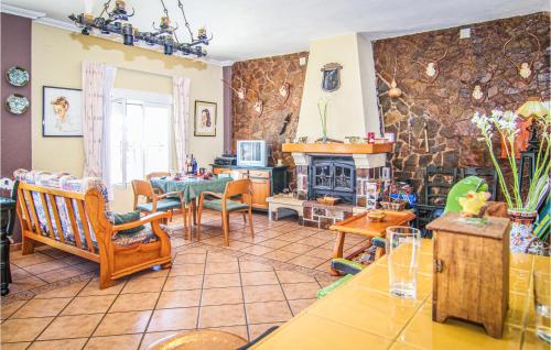 - un salon doté de meubles et d'un mur en pierre dans l'établissement Awesome Home In Almodóvar Del Río, à Almodóvar del Río