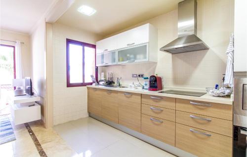 una cucina con armadi in legno e lavandino di Lovely Apartment In Los Narejos With Wifi a Los Narejos