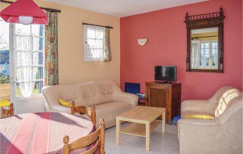 un salon avec un canapé et une télévision dans l'établissement Two-Bedroom Holiday Home In Saint Cast Le Guildo, à LʼIsle-Saint-Cast