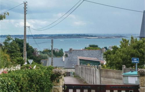 - une vue sur l'eau depuis une maison dans l'établissement Two-Bedroom Holiday Home In Saint Cast Le Guildo, à LʼIsle-Saint-Cast
