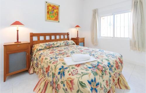 Säng eller sängar i ett rum på 3 Bedroom Nice Home In La Manga