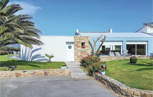 une maison avec un palmier et une allée dans l'établissement Awesome Home In Plouarzel With Wifi, à Rubian