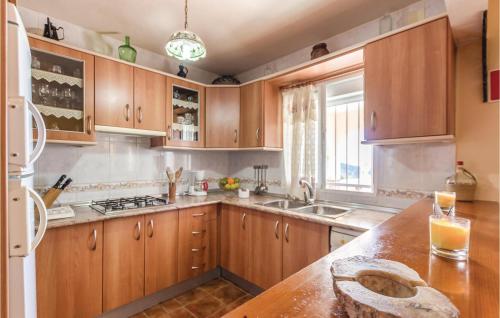 A kitchen or kitchenette at Awesome Home In Corumbela With 3 Bedrooms, Wifi And Outdoor Swimming Pool