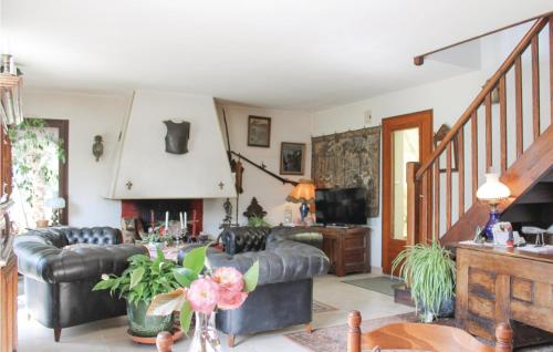 a living room with a couch and a table at Awesome Home In Bénodet With Wifi in Bénodet