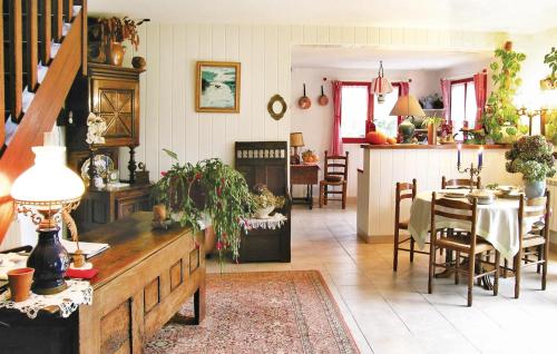 En restaurant eller et spisested på Awesome Home In Bnodet With 2 Bedrooms And Wifi