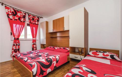 Dinjiška的住宿－1 Bedroom Pet Friendly Apartment In Dinjiska，卧室设有红色和白色的床和窗户。