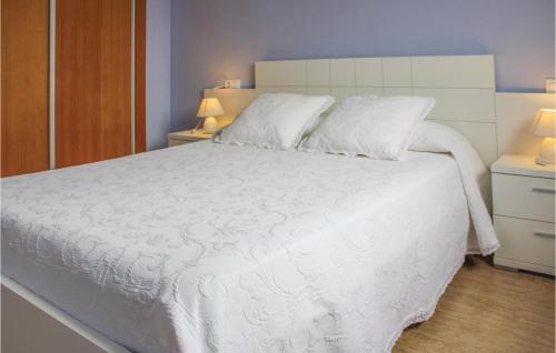 ラ・アソイアにあるAwesome Apartment In La Azoha With 2 Bedroomsの白いベッド(白いシーツ、枕付)