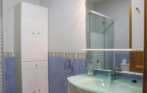 Koupelna v ubytování Stunning Apartment In La Azoha With Kitchen