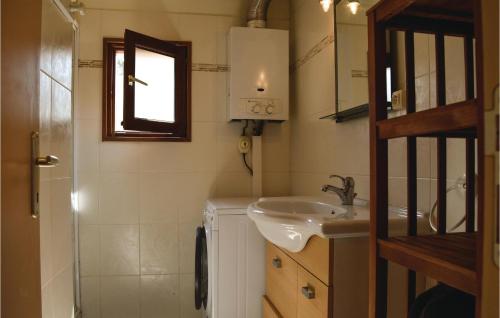 カルカトッジョにあるBeautiful Home In Calcatoggio With 3 Bedrooms And Wifiの小さなバスルーム(シンク、鏡付)