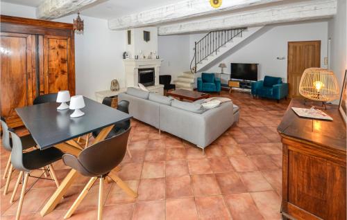 Χώρος καθιστικού στο Awesome Home In Chateuneuf De Gadagne
