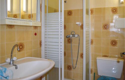 コティ・シアヴァーリにあるVilla Nicolasのバスルーム(シャワー、洗面台、トイレ付)